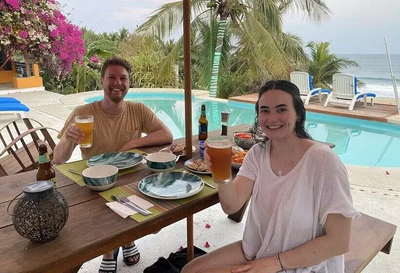 Aamiaismajoitus (B&B) Beachfront Paradise Boutique