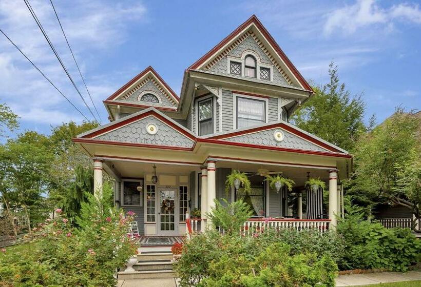 The Inn On Holly B&b