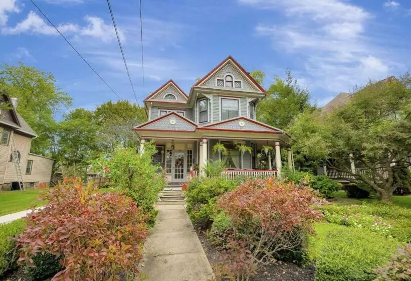 The Inn On Holly B&b