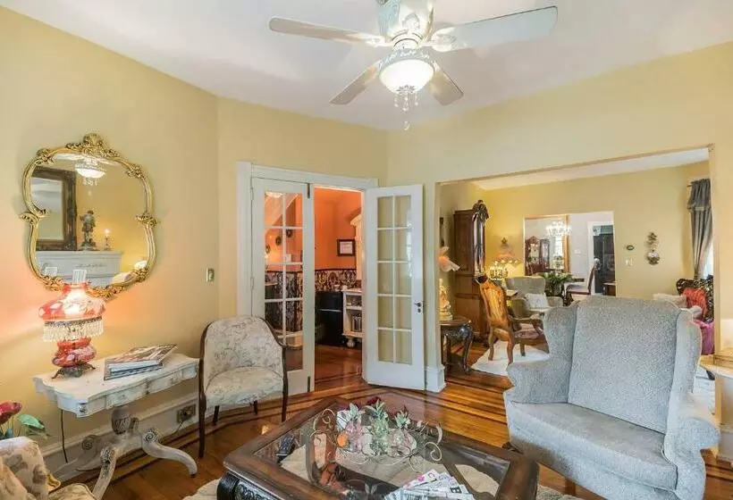 The Inn On Holly B&b