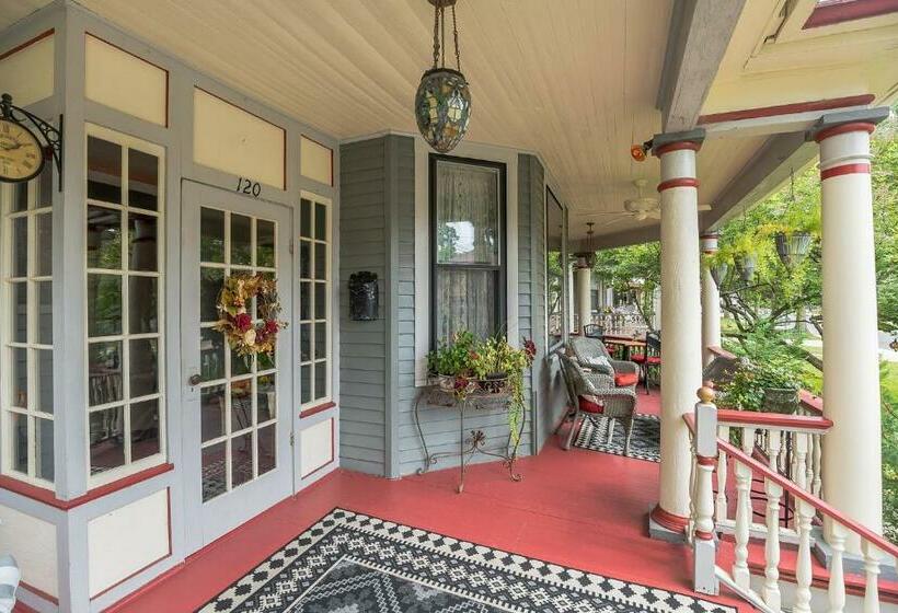 The Inn On Holly B&b