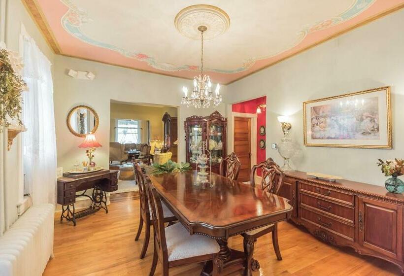 The Inn On Holly B&b