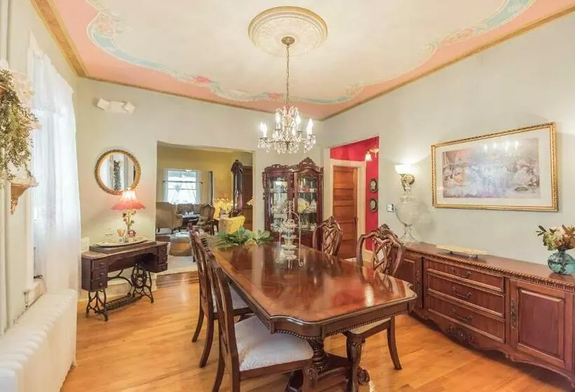 The Inn On Holly B&b