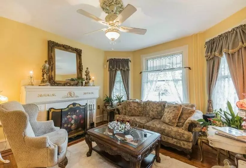 The Inn On Holly B&b