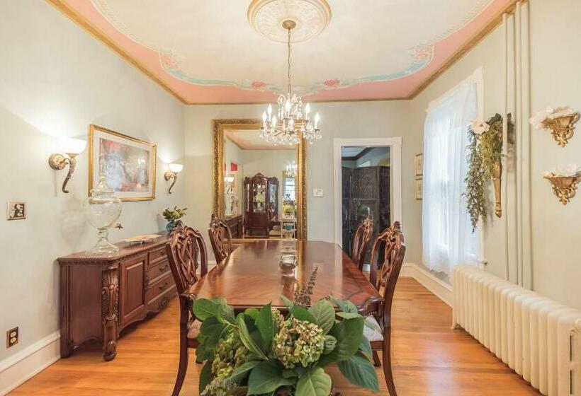 The Inn On Holly B&b