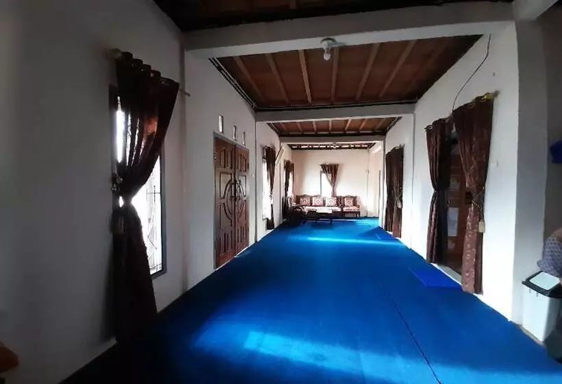 ホテル Spot On 91248 Desa Wisata Banding Agung Danau Ranau