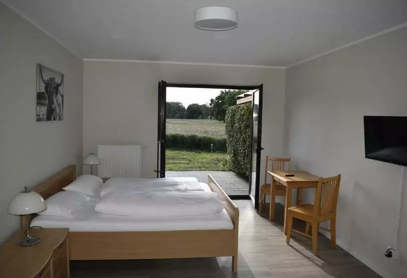 Pension Zur Schleuse Garni Am Elbe Lübeck   Kanal In Witzeeze