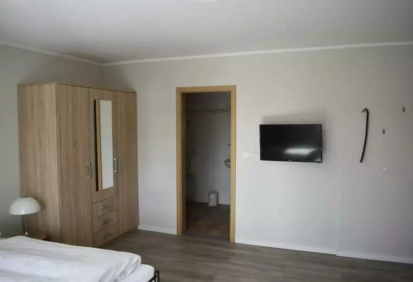 Pension Zur Schleuse Garni Am Elbe Lübeck   Kanal In Witzeeze