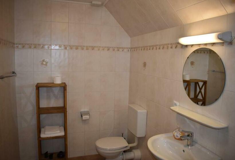 Pension Zur Schleuse Garni Am Elbe Lübeck   Kanal In Witzeeze