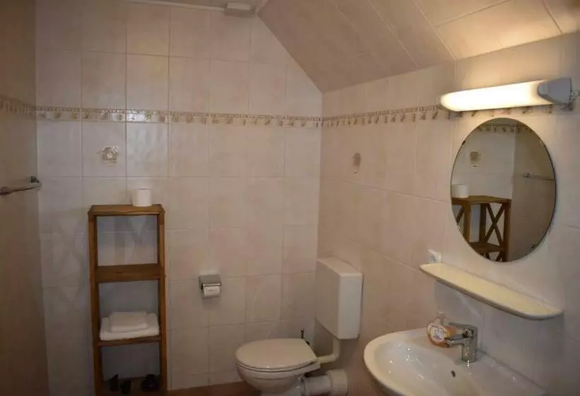 Pension Zur Schleuse Garni Am Elbe Lübeck   Kanal In Witzeeze