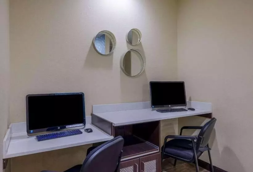 Отель La Quinta By Wyndham Artesia