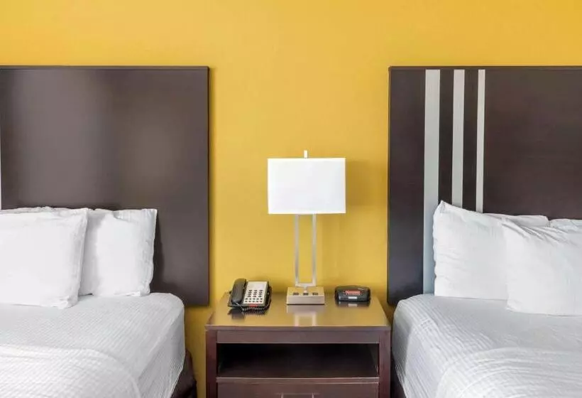 Отель La Quinta By Wyndham Artesia