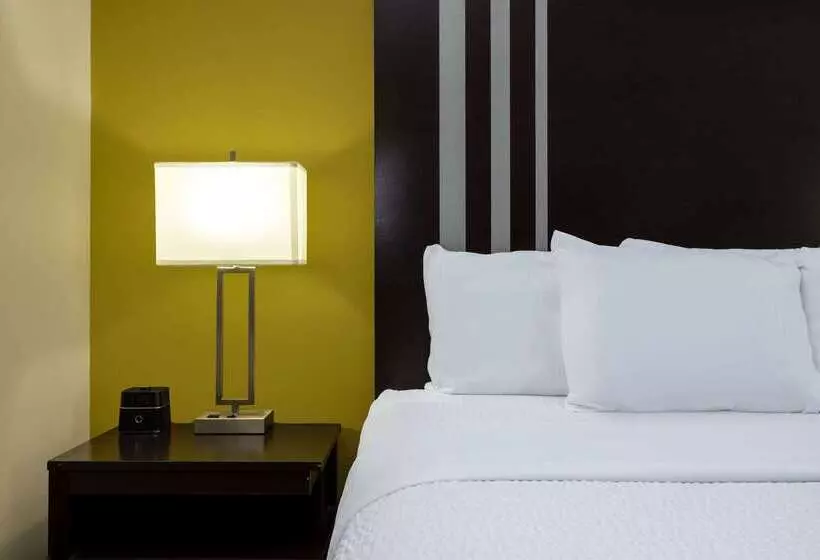 Отель La Quinta By Wyndham Artesia