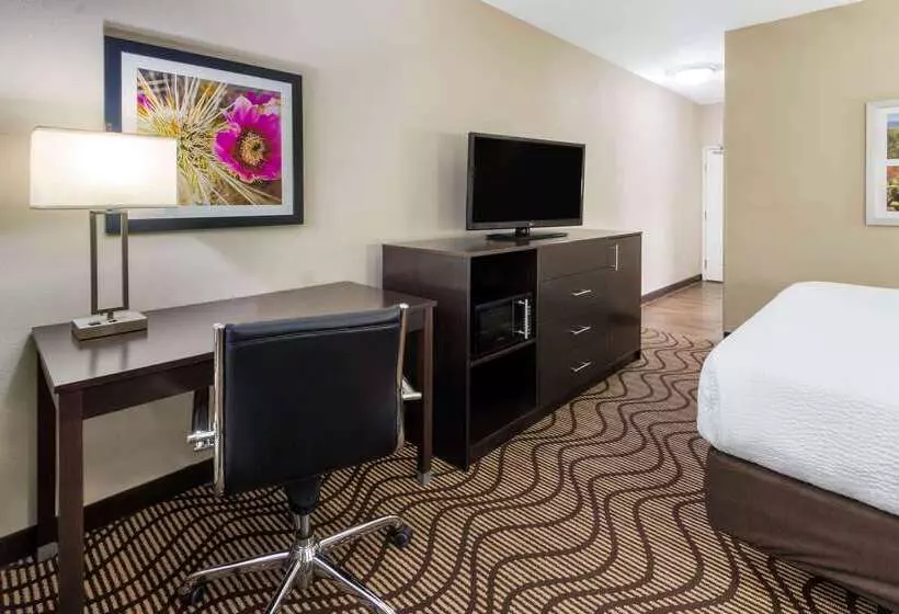 Отель La Quinta By Wyndham Artesia