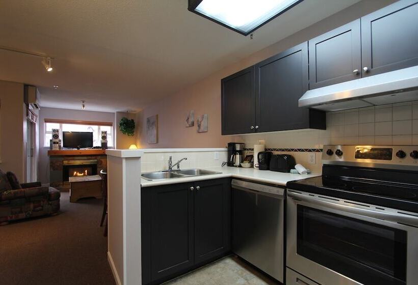 فندق Marketplace Lodge By Whistler Retreats