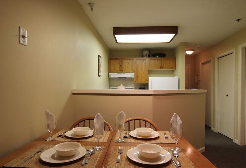 فندق Marketplace Lodge By Whistler Retreats