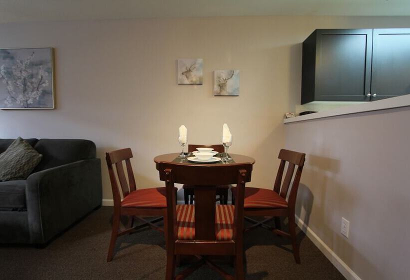 فندق Marketplace Lodge By Whistler Retreats