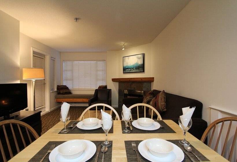 فندق Marketplace Lodge By Whistler Retreats