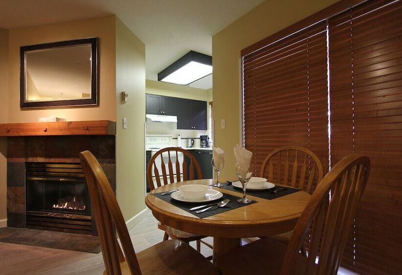 فندق Marketplace Lodge By Whistler Retreats