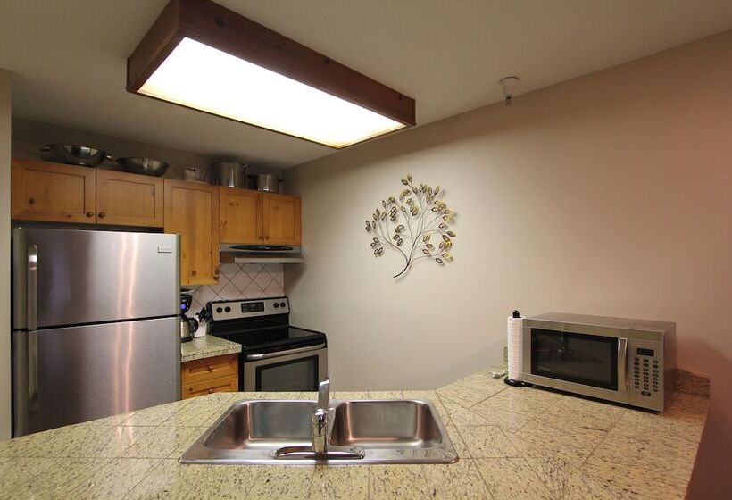 فندق Marketplace Lodge By Whistler Retreats