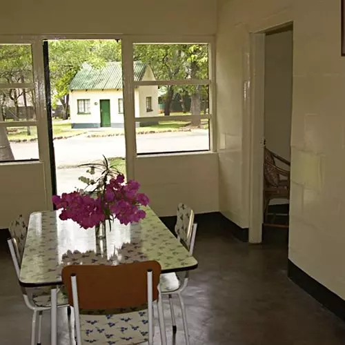 هتل Victoria Falls Restcamp And Lodges