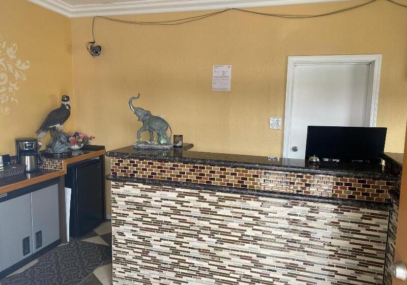 فندق على الطريق The Palace Inn