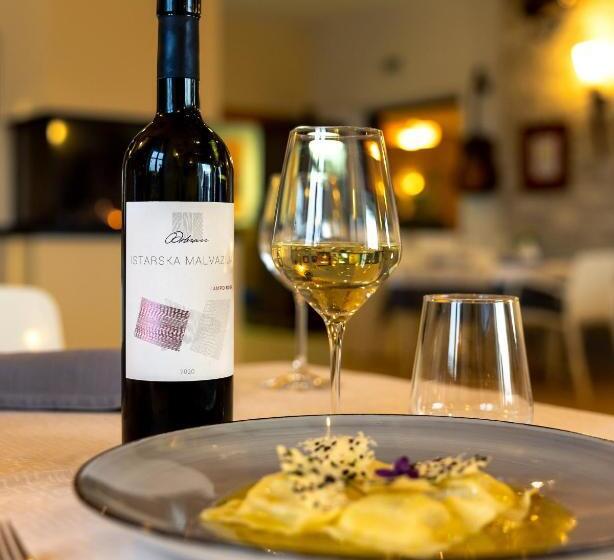 Velanera Hotel & Restaurant