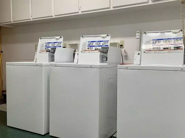 Отель Candlelight Inn & Suites Hwy 69 Near Mcalester