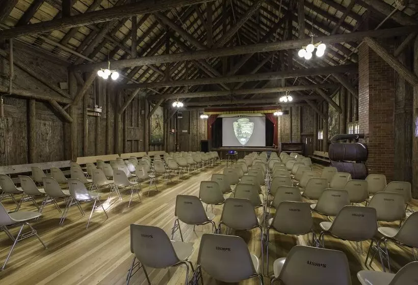 ホテル Lake Mcdonald Lodge   Inside The Park