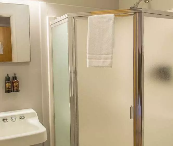 ホテル Lake Mcdonald Lodge   Inside The Park