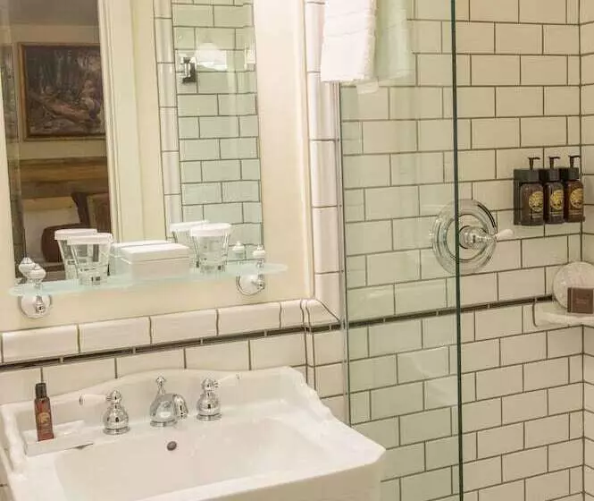 ホテル Lake Mcdonald Lodge   Inside The Park