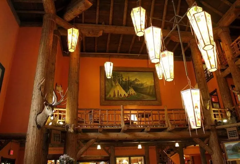 ホテル Lake Mcdonald Lodge   Inside The Park