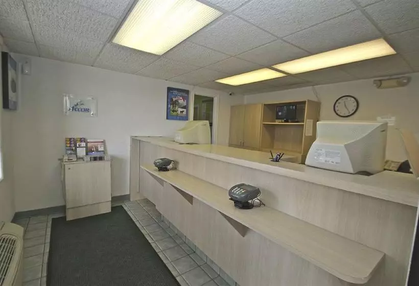 汽车旅馆  Relax Inn Topeka