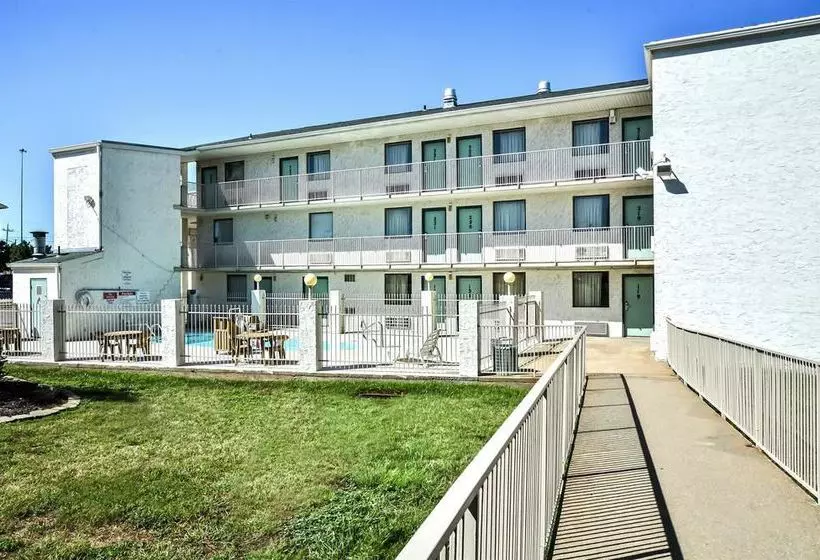 汽车旅馆  Relax Inn Topeka