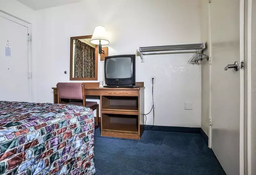 汽车旅馆  Relax Inn Topeka