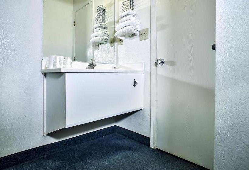 فندق على الطريق Relax Inn Topeka