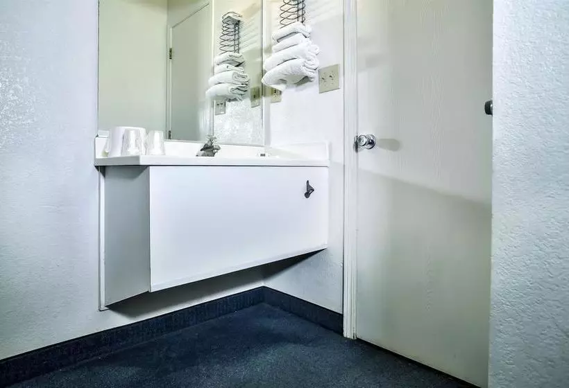 汽车旅馆  Relax Inn Topeka