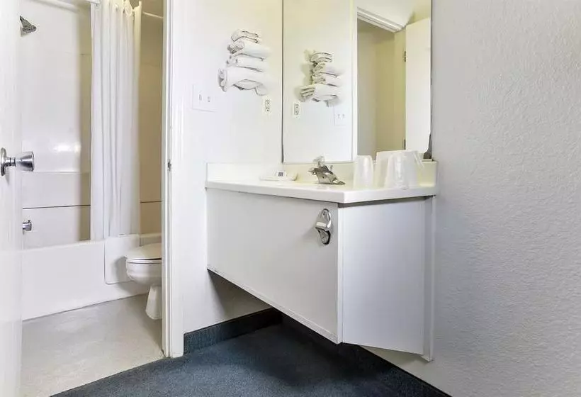 汽车旅馆  Relax Inn Topeka