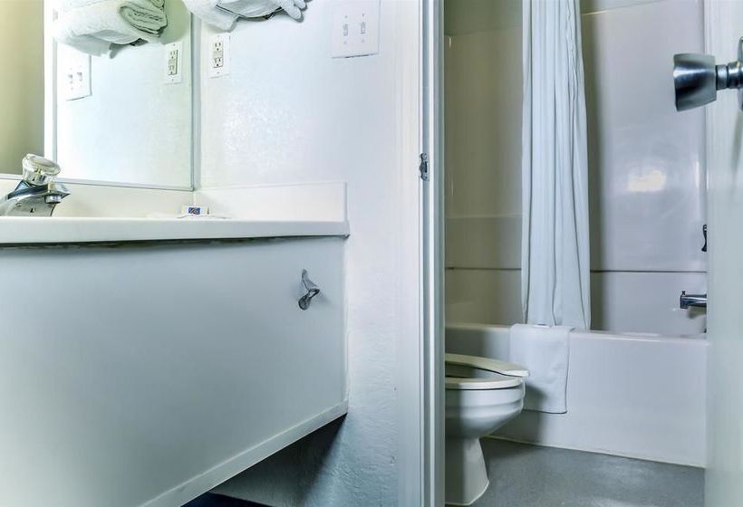 فندق على الطريق Relax Inn Topeka