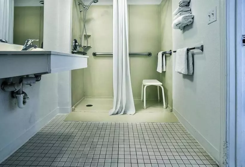 汽车旅馆  Relax Inn Topeka