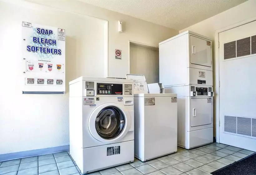 汽车旅馆  Relax Inn Topeka