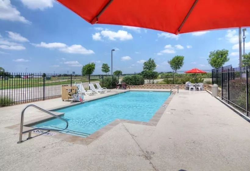 Motel 6roanoke, Tx  Northlake  Speedway