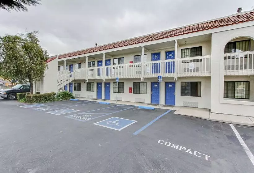 Motel 6salinas, Ca  North Monterey Area