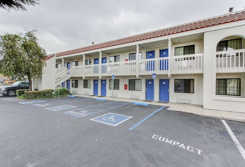 Motel 6salinas, Ca  North Monterey Area