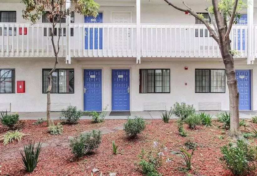 Motel 6salinas, Ca  North Monterey Area