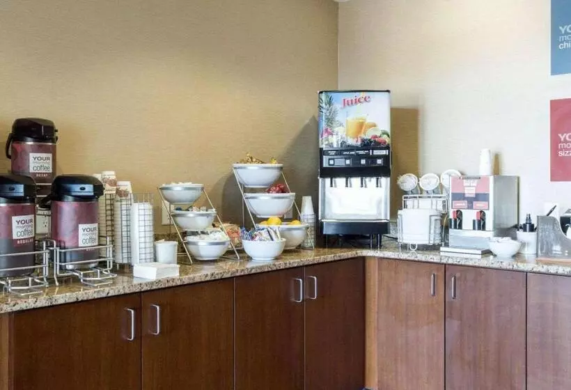 Отель Comfort Inn & Suites