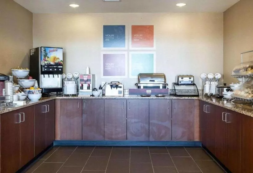 Отель Comfort Inn & Suites