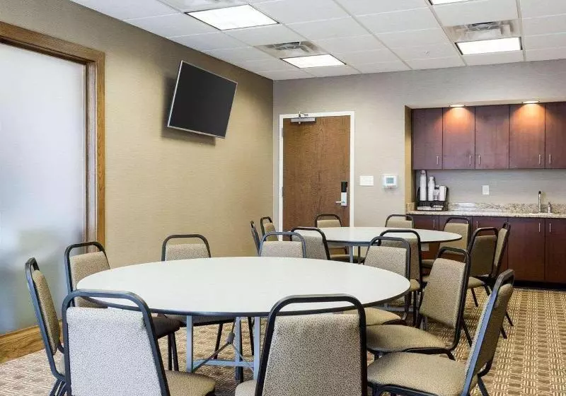 Отель Comfort Inn & Suites