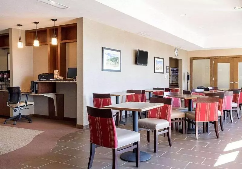 Отель Comfort Inn & Suites