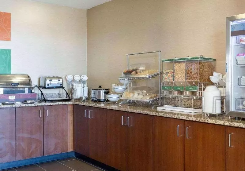 Отель Comfort Inn & Suites